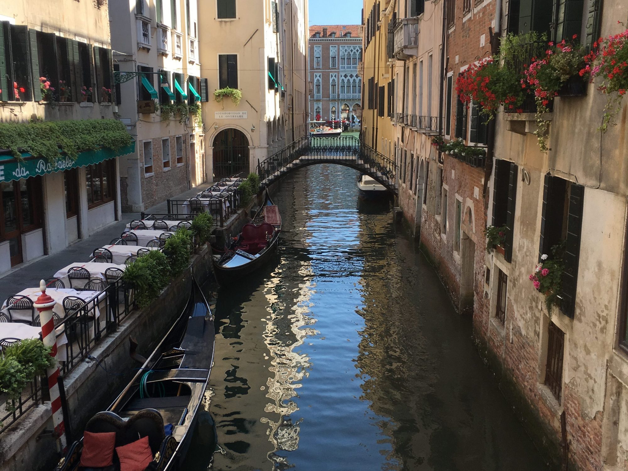Kleiner Kanal in Venedig mit Blick auf den Canale Grande